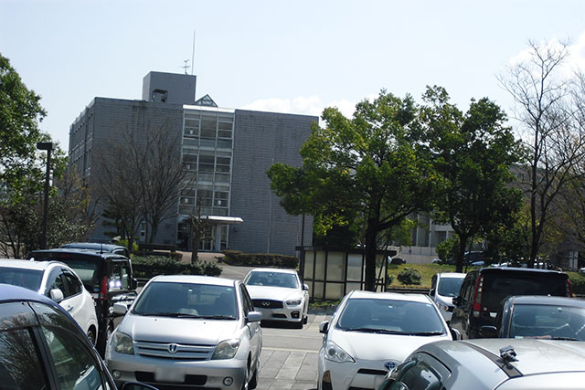 東側駐車場より高岡法科大学を見る